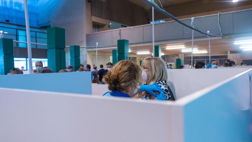 Vacunación masiva entre personas entre 49 y 52 años en el Estadio de la Cartuja en un día festivo por el Corpus , a 03 de junio del 2021 en Sevilla, Andalucía