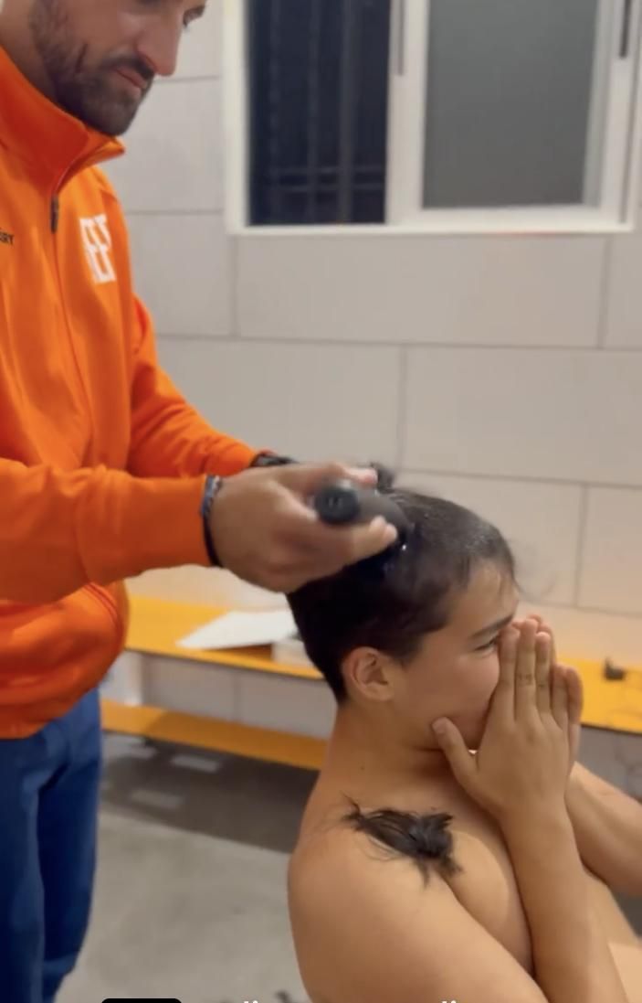 Momento en el que rapan el pelo a un cadete de la EFB Los Llanos de Aridane.