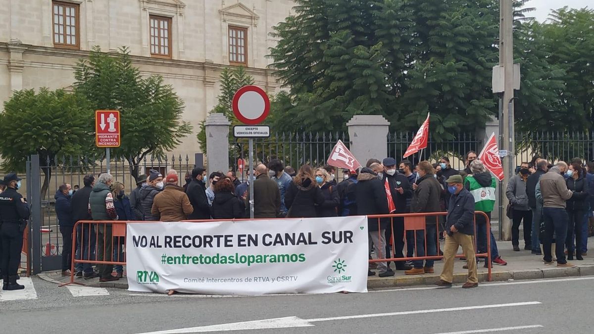 Protesta de trabajadores de Canal Sur ante el Parlamento andaluz.