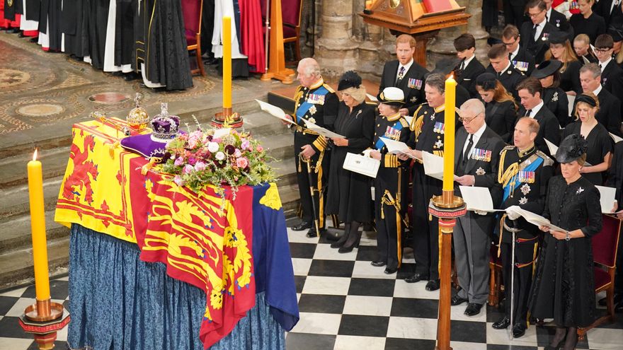 El rey Carlos III y la reina consorte junto a varios miembros de la familia real británica durante el funeral de Isabel II.