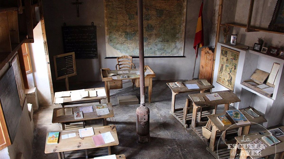 Aula recuperada de la Comarca del Maestrazgo con mobiliario de principios del siglo XX.