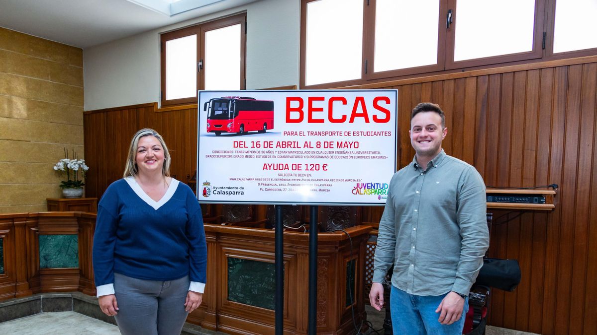 El concejal de Juventud, Juan José López, junto a la técnico Alicia Martínez