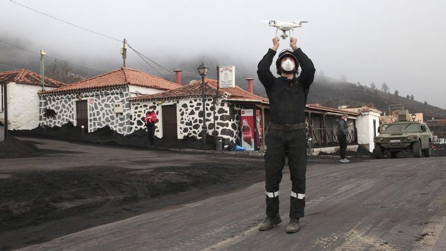 Un efectivo de la UME agarra un dron en Las Manchas.