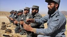 Varios policías afganos en un entrenamiento en Nangarhar (Afganistán).