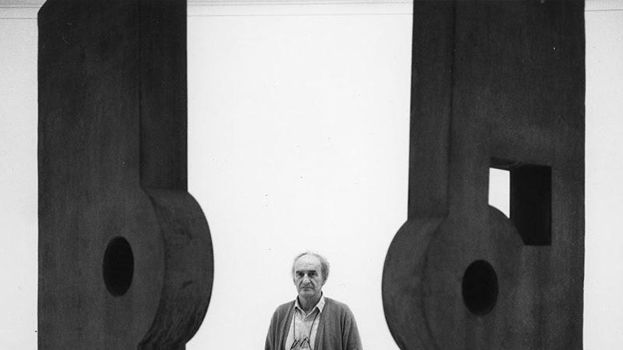 Obras de Chillida y Balenciaga 'dialogan' en el museo de Getaria