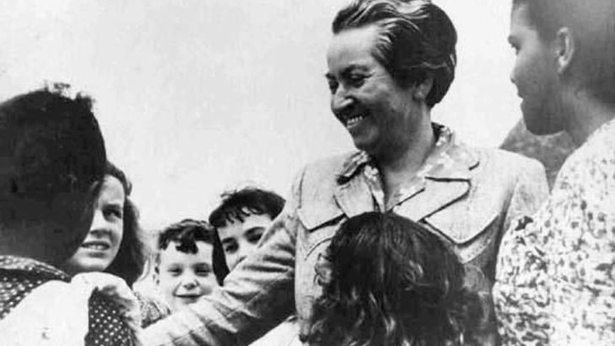 La escritora chilena y Premio Nobel, Gabriela Mistral, que destinó los beneficios de su obra 'Tala' a ayudar a los niños vascos refugiados
