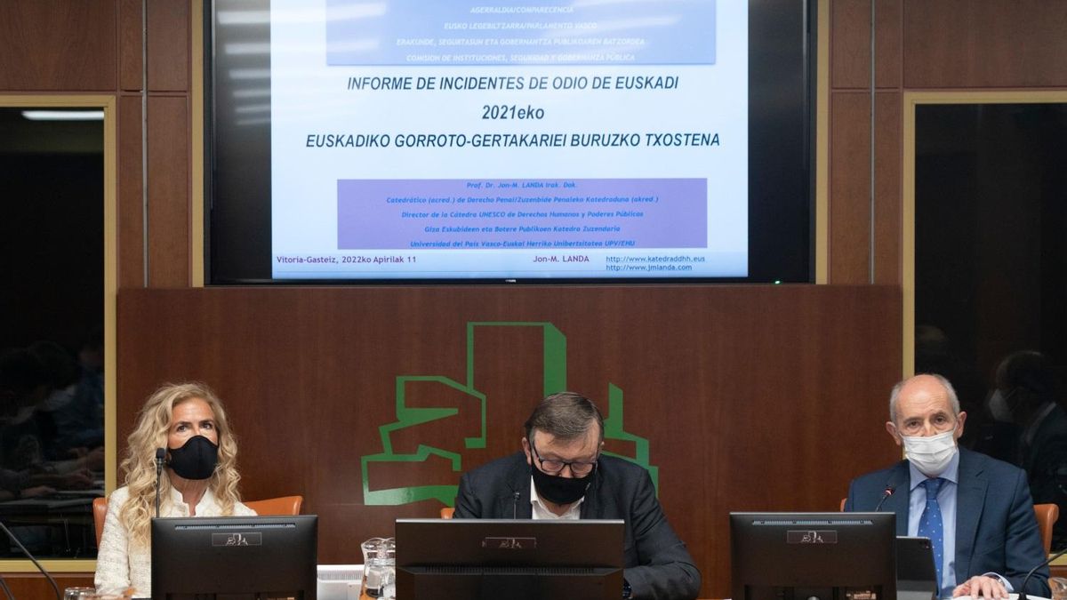 Presentación del 'Informe de Incidentes de Odio de Euskadi 2021' en el Parlamento Vasco