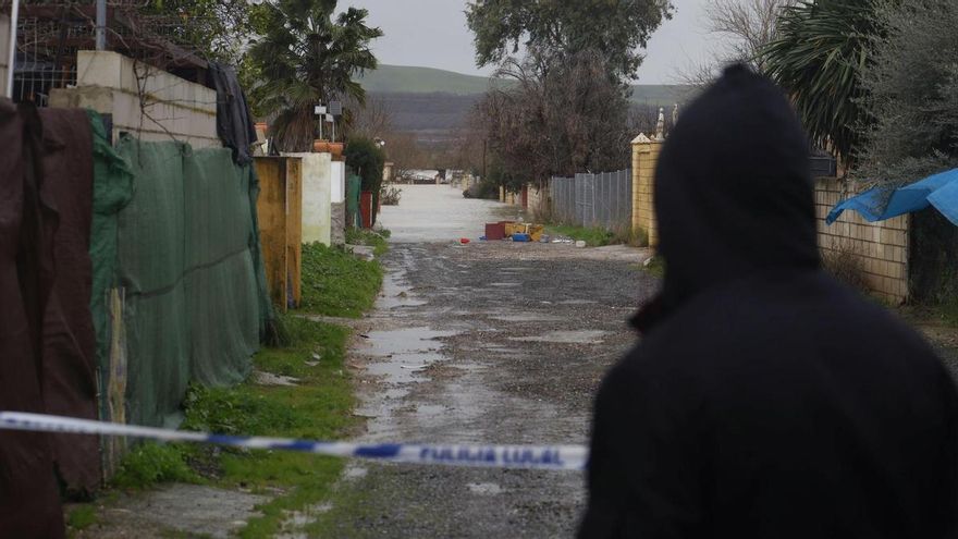 La policía desaloja a los vecinos de las parcelas Guadalvalle, Córdoba, este jueves.