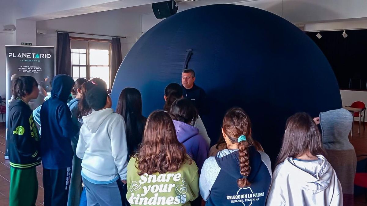 Estudiantes  de La Palma en una de las actividades del proyecto 'Planetario Itinerante'.