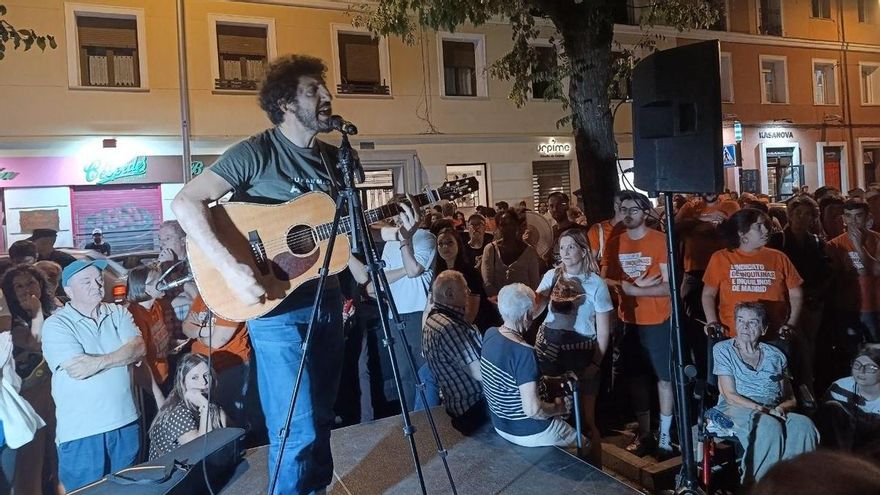 Vecinos volcados con Maricarmen ante otro intento de desahucio: "La gente no quiere áticos, quiere pisos para vivir"
