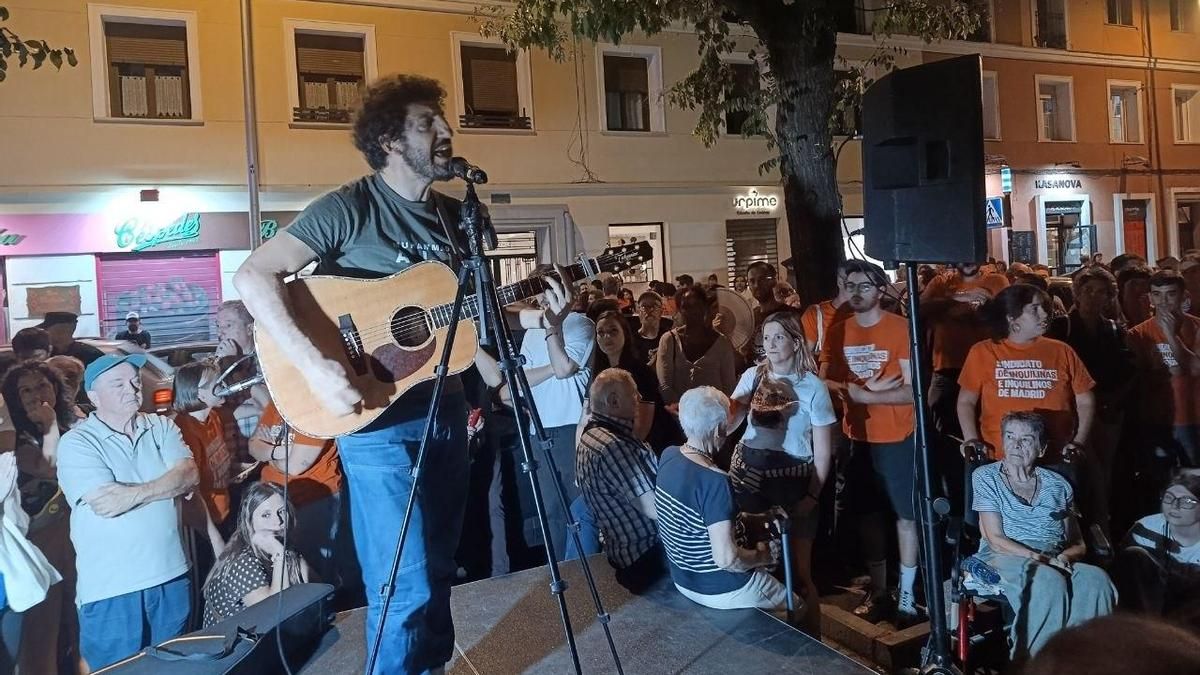 Una gran fiesta celebra a Maricarmen a horas de otro intento de desahucio: "La gente no quiere áticos, quiere pisos para vivir"