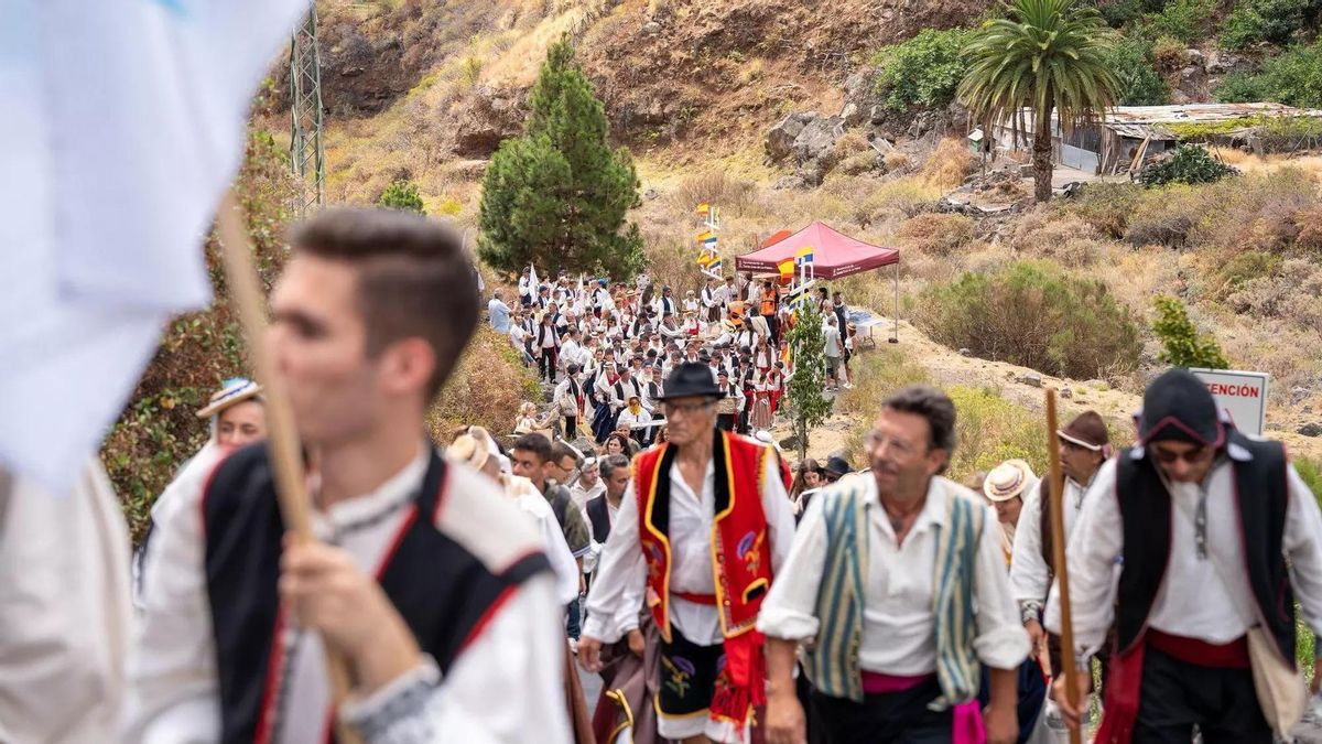 Imagen la subida de las piezas del trono de la Virgen de las Nieves  el pasado 2 de agosto.