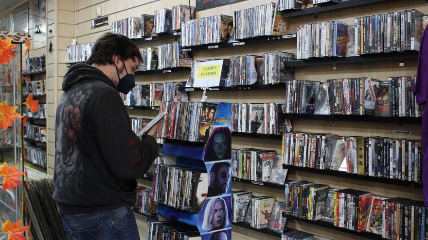 Un cliente busca películas en Ficciones, el último gran videoclub que queda en Madrid.