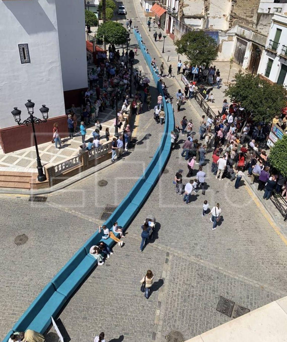 En la imagen, este sábado del sofá más largo de España, de 500 metros. EFE/Fermín Cabanillas