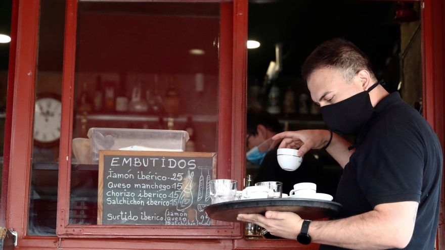 Un camarero trabaja en un bar del centro de Madrid. EFE/Mariscal/Archivo