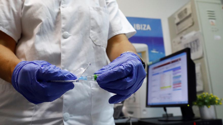 Una enfermera prepara una de las dosis de la vacuna contra la gripe en un centro de salud del madrileño Barrio del Pilar, en el primer día de la campaña de vacunación contra la gripe, este miércoles. Más de un millón de madrileños podrán vacunarse contra la gripe, en una campaña que coincide con la segunda ola del coronavirus. EFE/Ballesteros