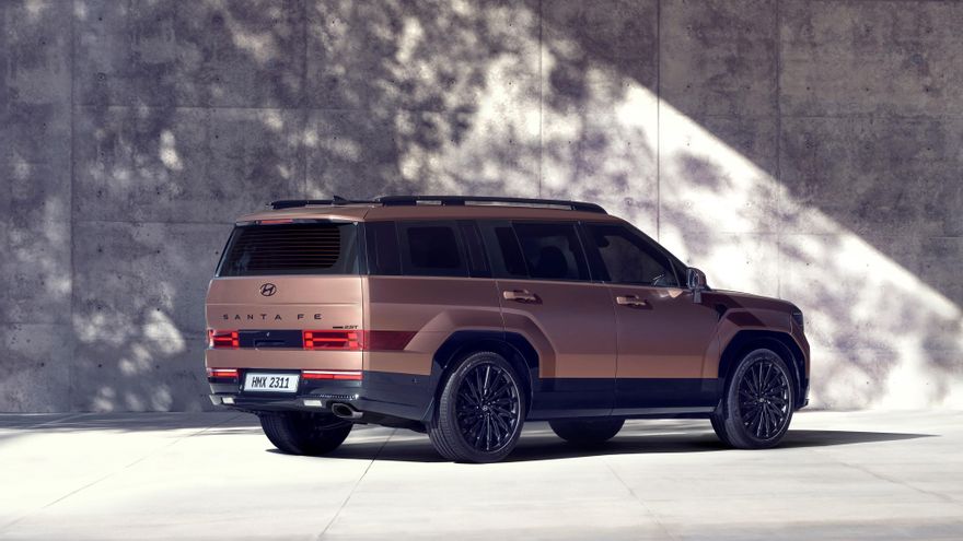 La larga distancia entre ejes y el portón trasero ampliado confieren al Santa Fe un diseño muy particular.