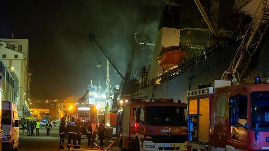 Tres fallecidos y cuatro tripulantes heridos al incendiarse un pesquero ruso en el Puerto de La Luz y de Las Palmas