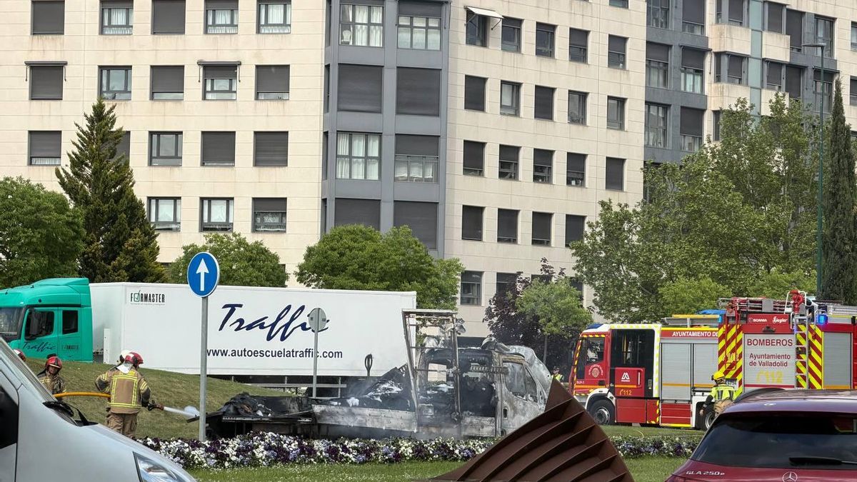 Los bomberos terminan de apagar el fuego en la rotonda de Vallsur.