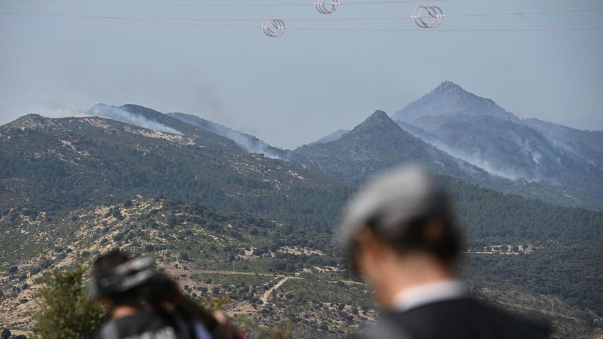 Última hora de los incendios | El avance del fuego obliga a trasladar el puesto de mando avanzado a Navalcarnero