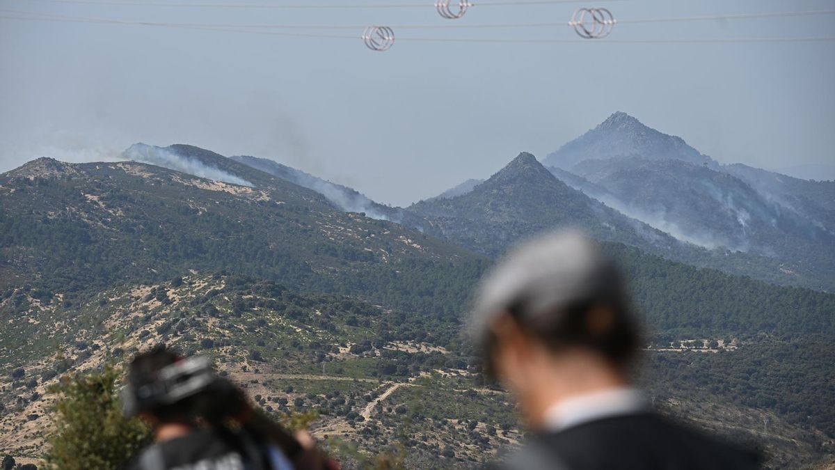 Última hora de los incendios | El avance del fuego obliga a trasladar el puesto de mando avanzado a Navalcarnero
