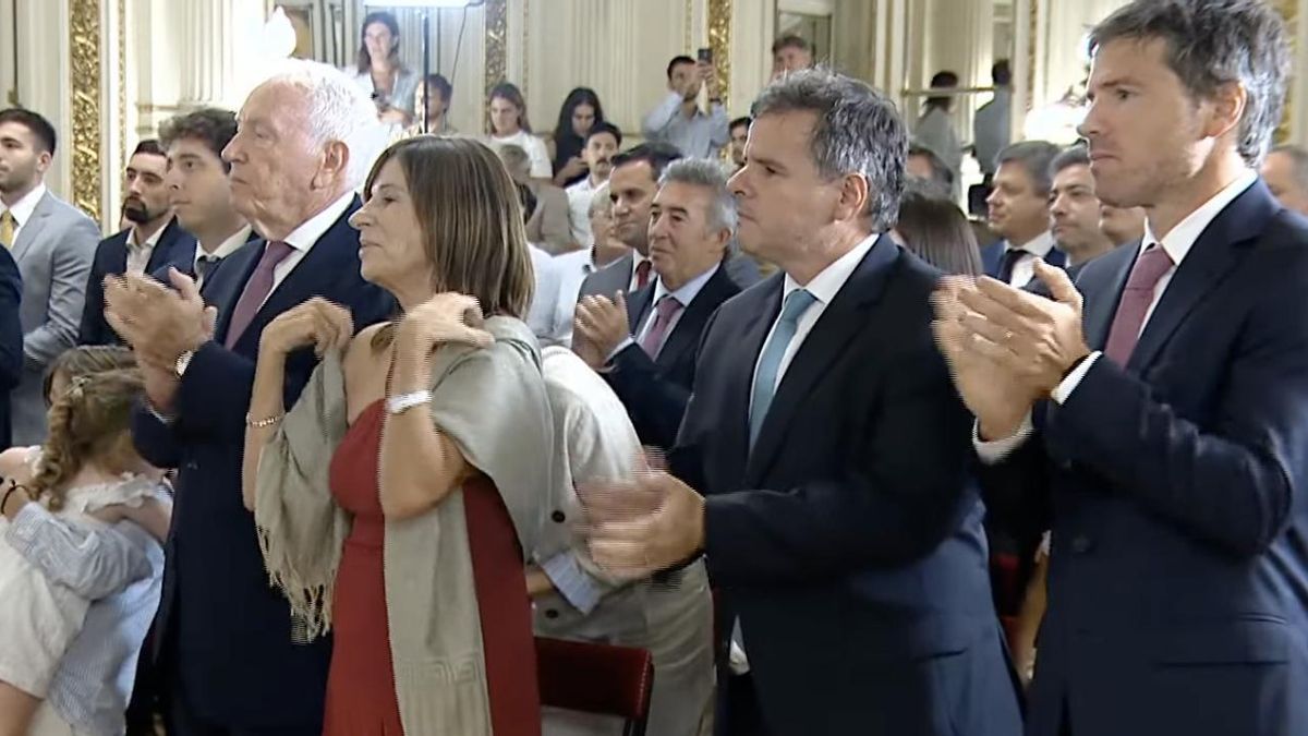 Carlos Mahiques, primero a la izquierda, e Ignacio Mahiques, primero a la derecha, en la ceremonia de jura de Juan Bautista como ministro de Justicia.