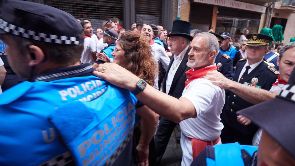 La Policía Municipal de Pamplona escolta al alcalde Joseba Asiron durante la procesión de San Fermín.