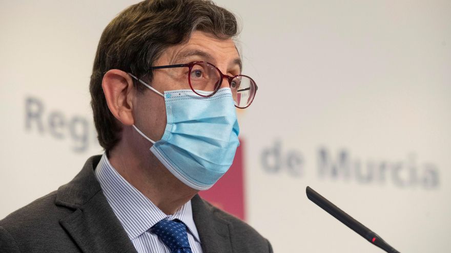 El consejero de Salud de la Comunidad de Murcia, Manuel Villegas, durante una rueda de prensa. EFE/Marcial Guillén/Archivo