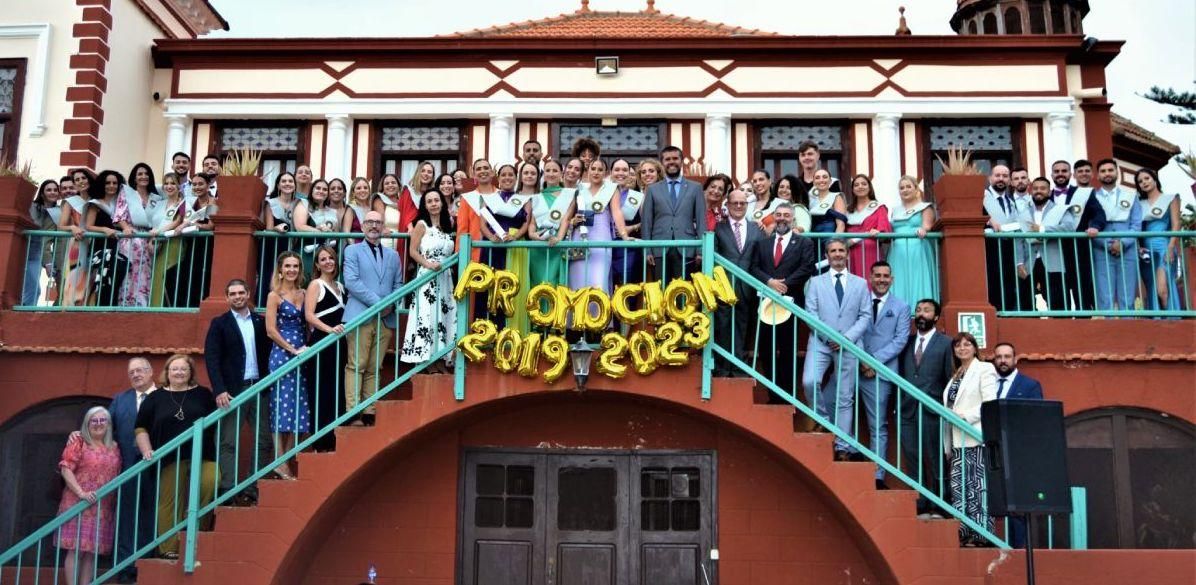 En la imagen, los nuevos enfermeros y enfermeras con el equipo docente.