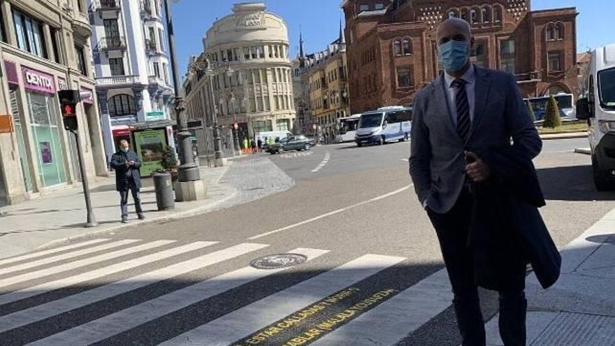 El alcalde de León, junto a una de las intervenciones.