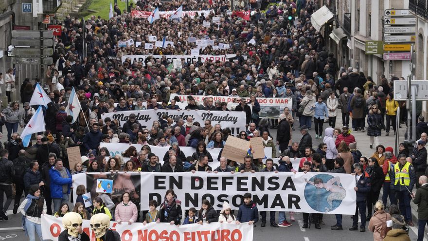 La indignación por la gestión de la marea de pellets sale a la calle a cuatro domingos de las elecciones
