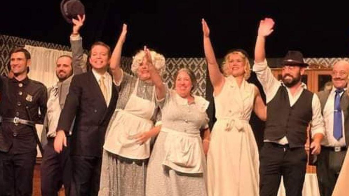 Representación de 'Doce Sombreros', de Almagra Teatro