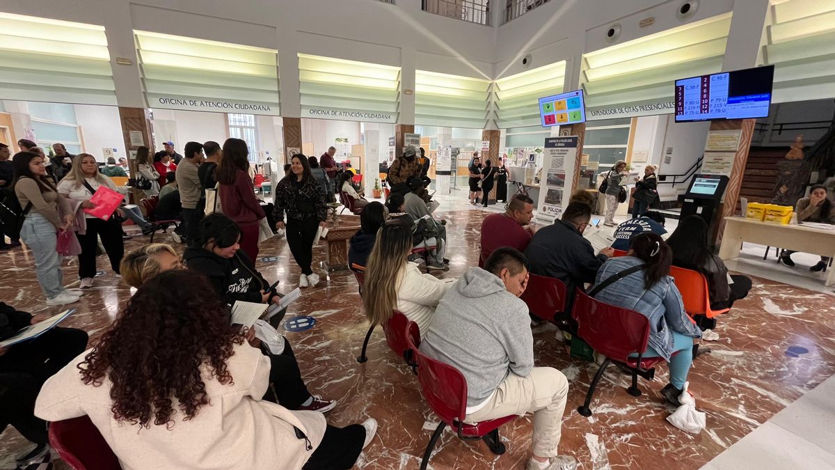 Oficina de Gran Capitán, a primera hora, con los trámites de la regularización.