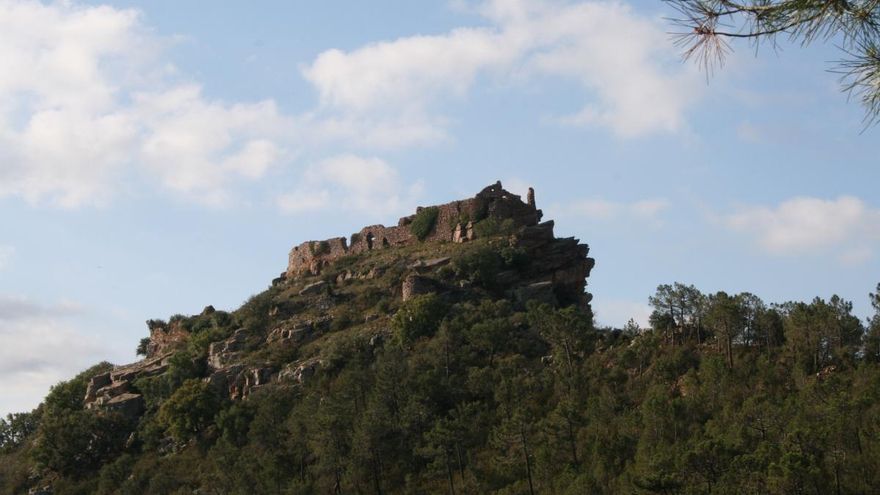 Ruta al castillo de Castro: ascenso a un pico de Castellón para disfrutar de las vistas de la provincia