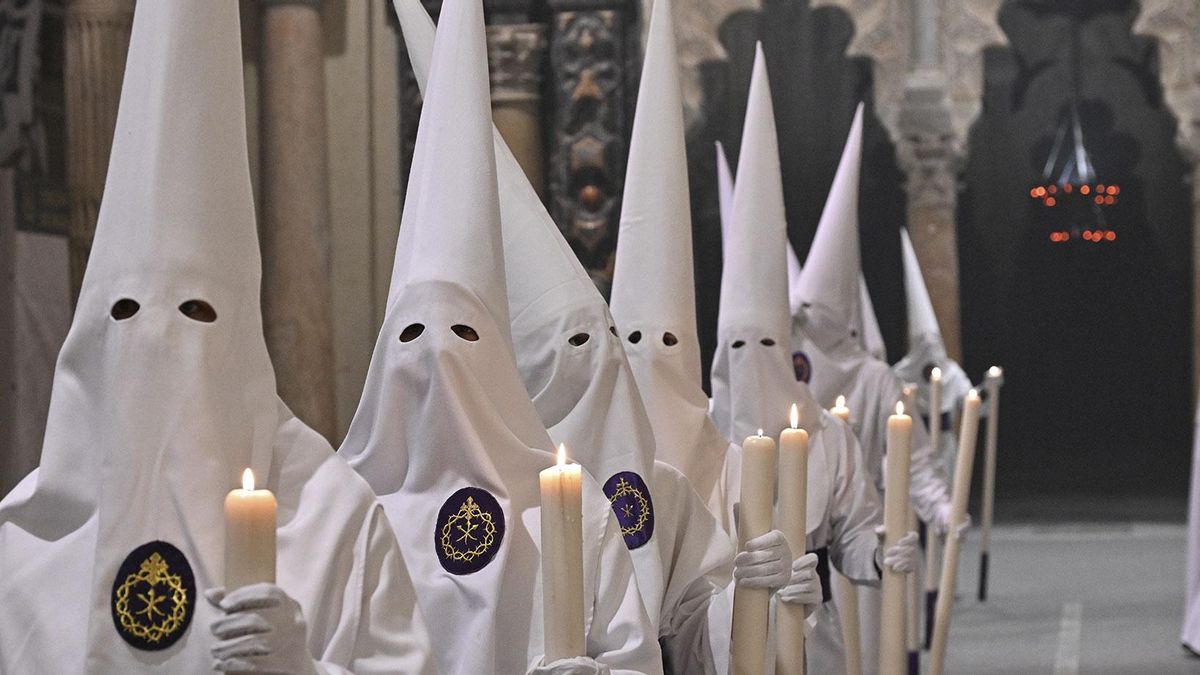 Nazarenos portando velas en el interior de la Mezquita Catedral