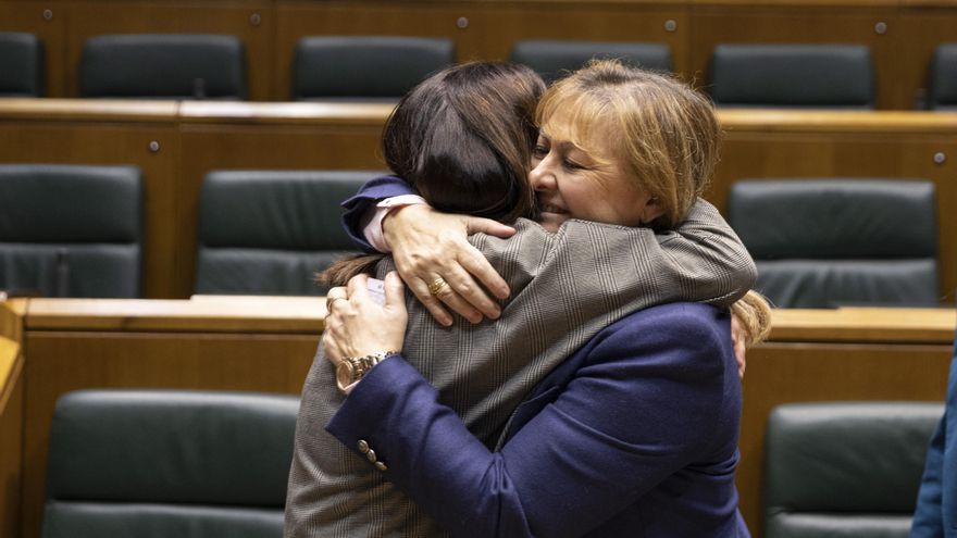 Gloria Sánchez, del PSE-EE, abrazada a Beatriz Artolazabal