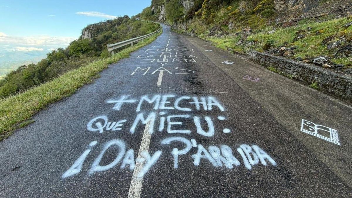Las Brigadas Feministas han recurrido al ingenio para el contenido de los eslóganes que han pintado en la carretera de ascenso al puerto de montaña de El Angliru.