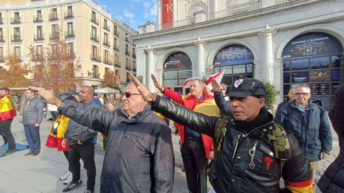 Asistentes a la concentración franquista hacen el saludo fascista en la Plaza de Oriente de Madrid este domingo.