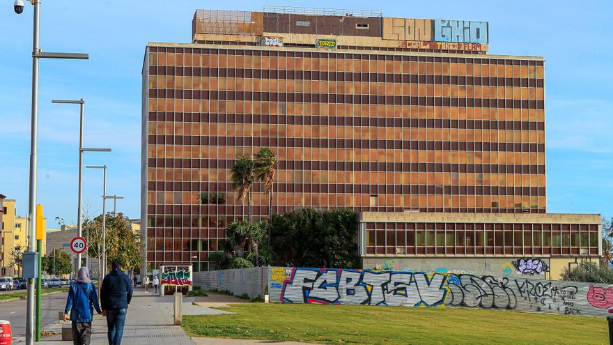 La mole de hormigón y cristal que estropea un paseo marítimo: una historia de litigios, pelotazos y venganzas