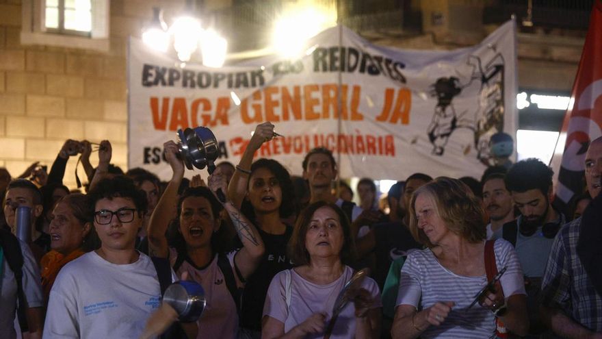 Miembros y simpatizantes del Sindicat de Llogateres participan en una cacerolada frente al Ayuntamiento de Barcelona en protesta por la crisis de la vivienda. EFE/ Quique García