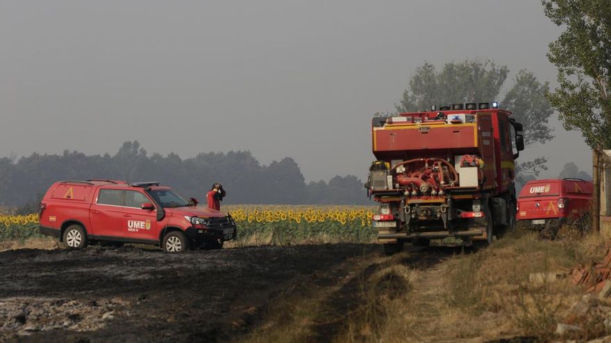 Efectivos de la UME participan en la extinción de un fuego en la provincia de León este miércoles.