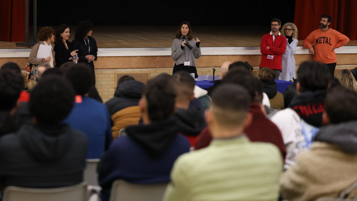 Inés Miret interviene ante los presos y junto a otros impulsores del proyecto.