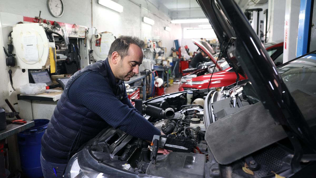 Rubén Bravo, responsable del taller Bravosur Autos en Madrid