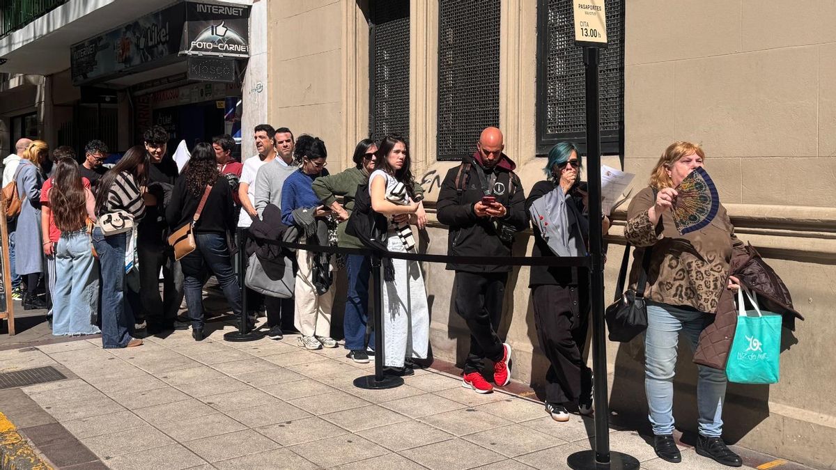 Personas tramitan la nacionalidad en el Consulado General de España en Buenos Aires.