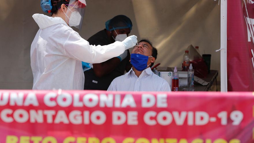 Un hombre se realiza una prueba de covid-19 en una zona habilitada en Ciudad de México (México). EFE/Carlos Ramírez/Archivo