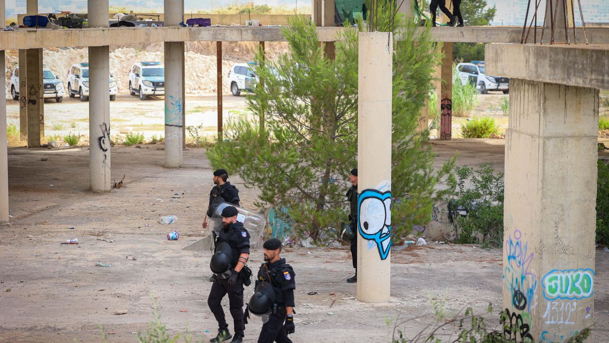 La estructura de Punta Xinxó, proyectada originalmente como un hotel, albergaba a trabajadores del sector turístico incapaces de acceder a una vivienda en la isla.