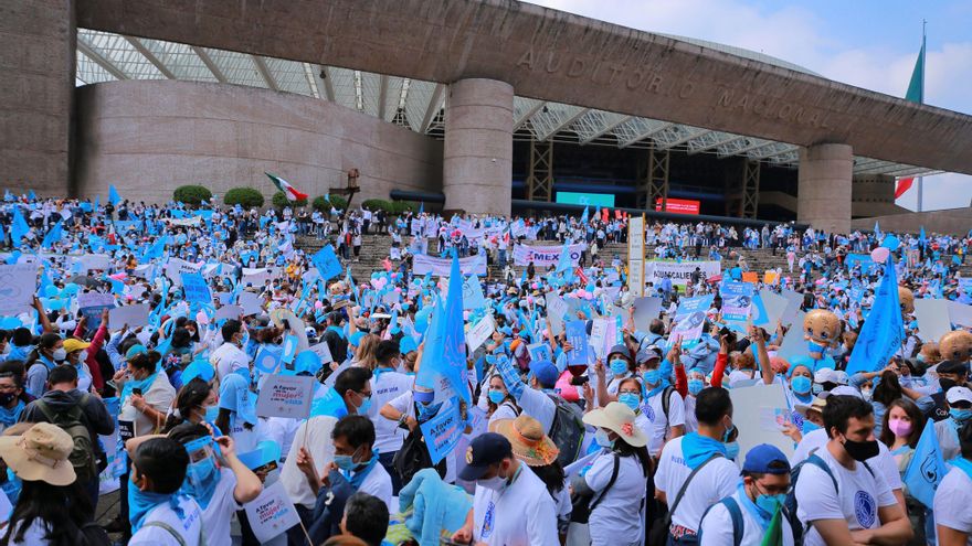 Miles de personas tiñen de azul la Ciudad de México en contra del aborto