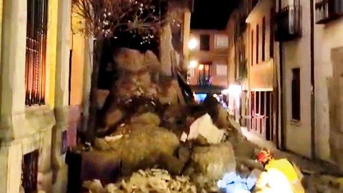 Se derrumba parte de la casona de la calle Dámaso Merino, en pleno centro histórico de León