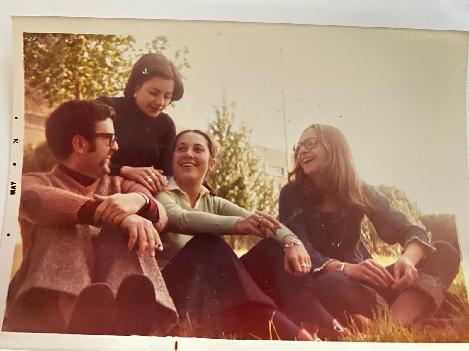 Grupo de estudiantes en los exteriores de la Facultad