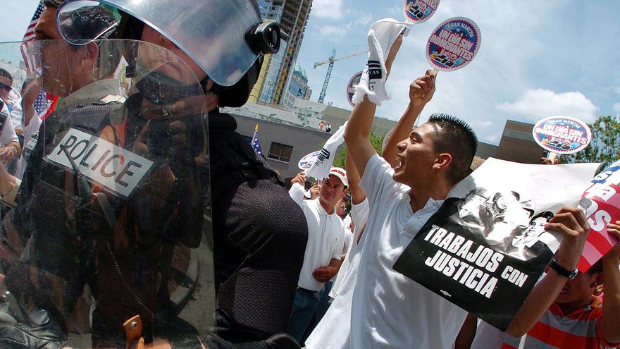 Una jueza de Florida falla en contra del transporte de inmigrantes por parte de policías